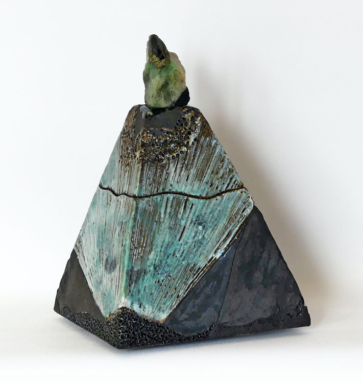 Céramique boîte sculptée pyramidale émeraude brute