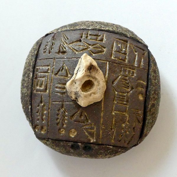 Petite boîte écritures cunéiformes