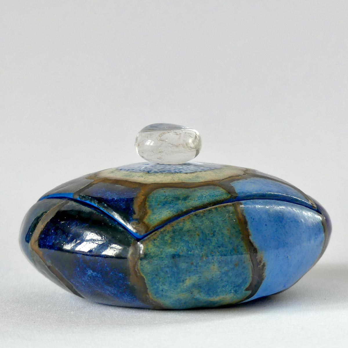 Boîte sculptée ronde cristal de roche roulé