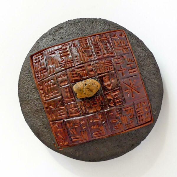 Boîte disque écritures cunéiformes caillou
