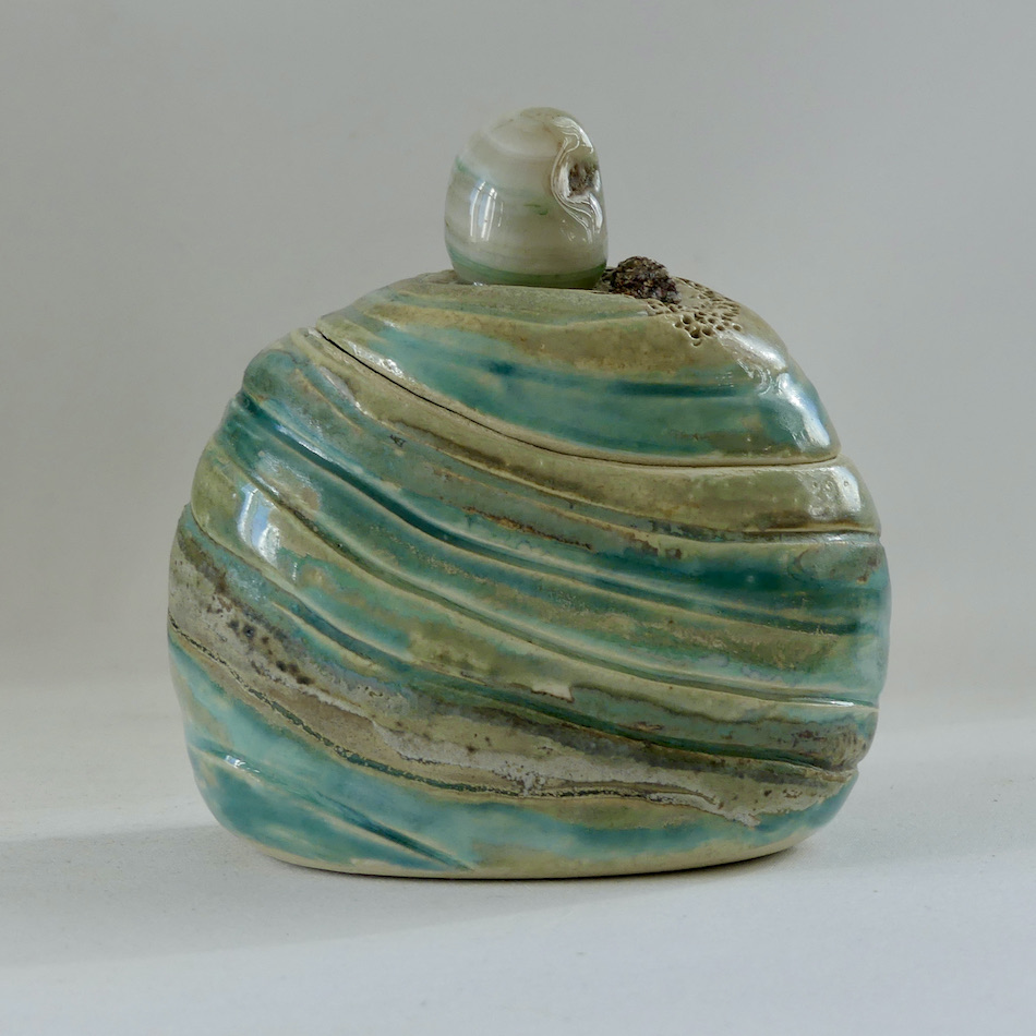 Céramique boite sculptée ovale " Mousse et herbes"