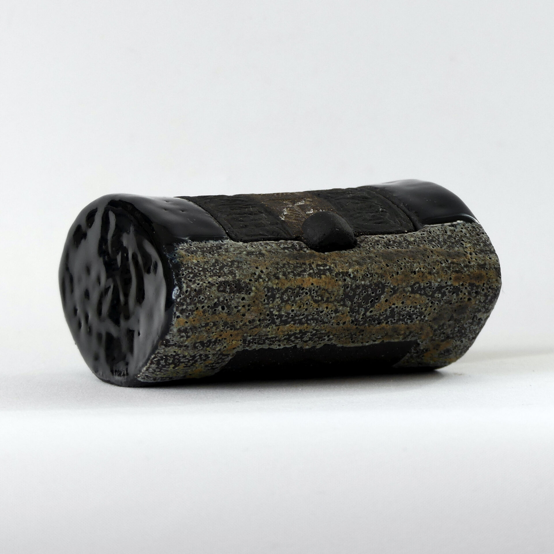 Céramique petit coffre écriture cunéiforme et sceau "UR III noir"